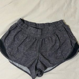 Lululemon Low Rise Hotty Hot Shorts in 2.5 inch - Size 10